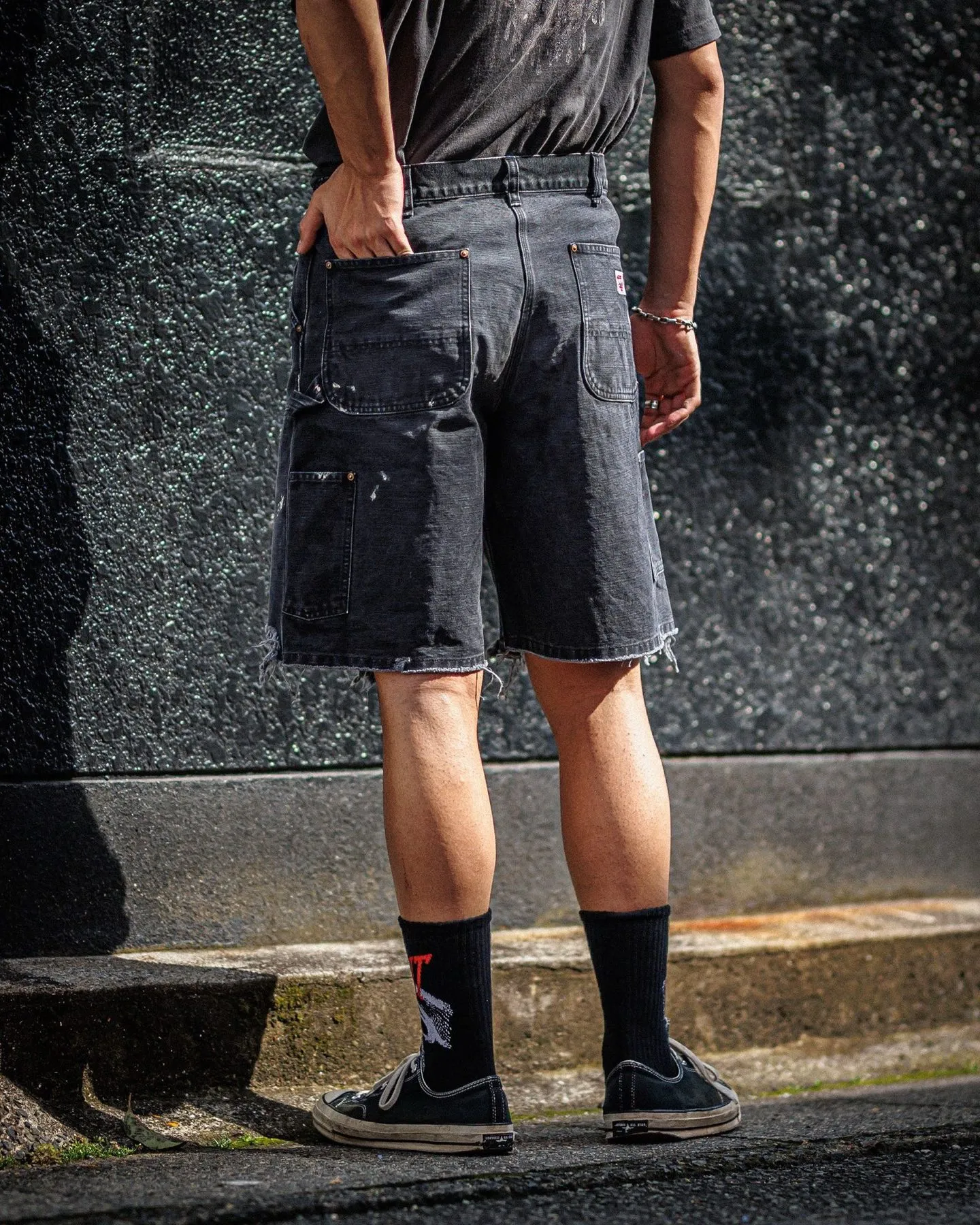 SAINT Mxxxxxx DOUBLE KNEE SHORTS/BLK Knee patches splashed with ink, washed and damaged denim shorts. Washed black S-XL. Custom woven and dyed denim denim with clear texture. Rewashed and faded to create local mottled fading/hole effects. Artificial distressing to simulate natural traces of wear. Original consistent damage treatment. Hand splashed ink and paint. Original consistent wash mark/pocket mark. Double knee patch. Rivet reinforcement. Improve functionality and enhance design.